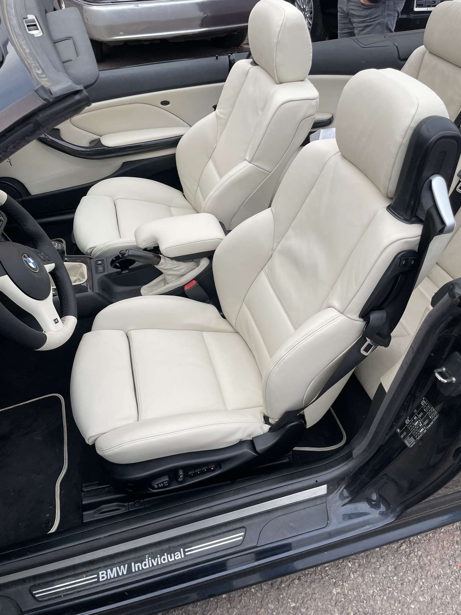 Helle Ledersitze in einem BMW Individual, neu bezogen