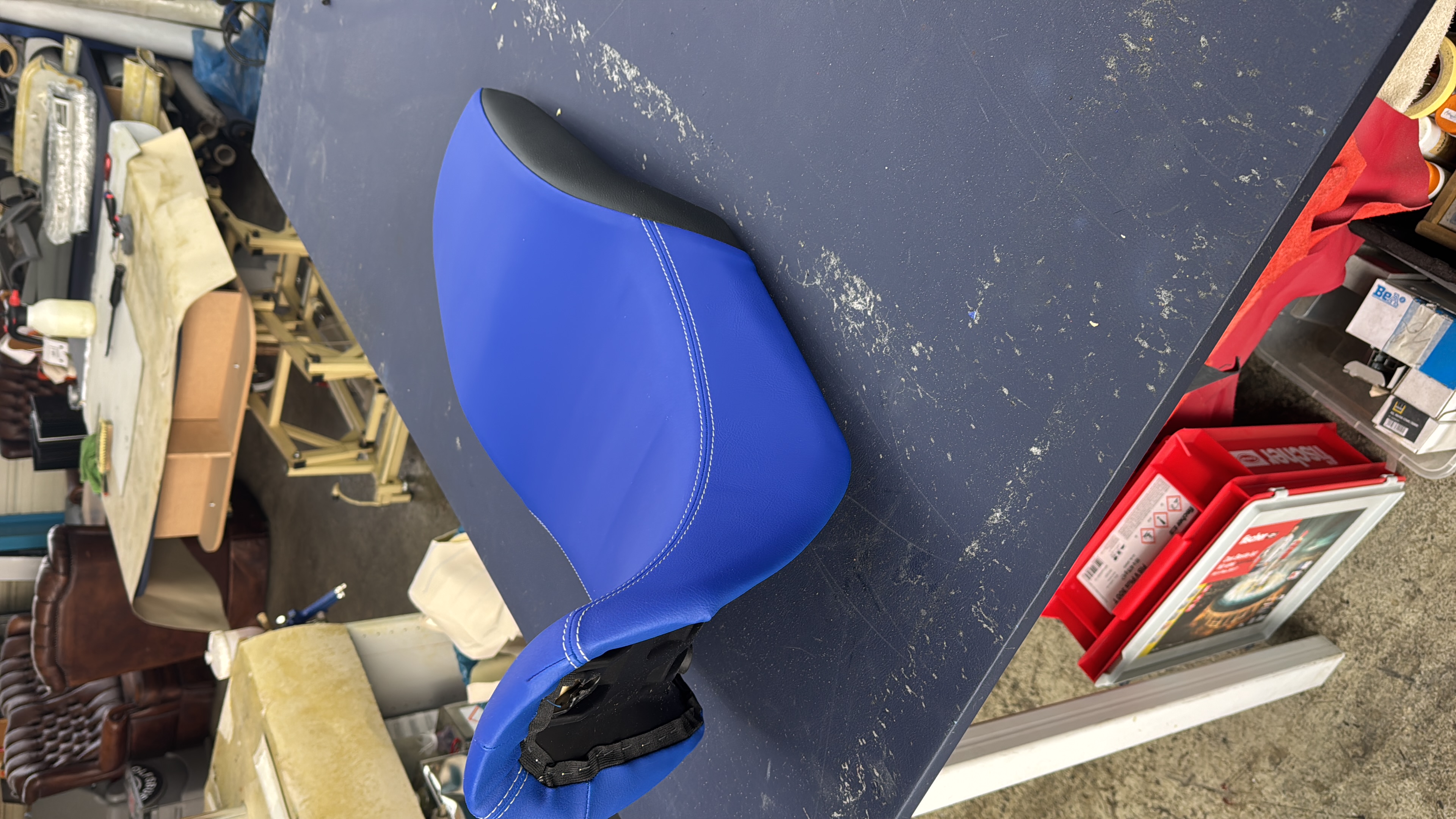 Blauer Ledersitz für ein Motorrad