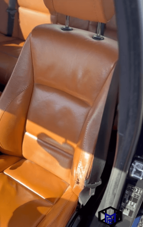 Autositz in braunem Leder