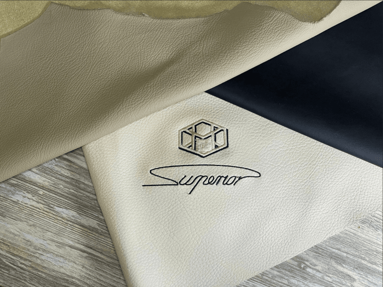 Helles Leder mit eingearbeitetem MPE-Logo