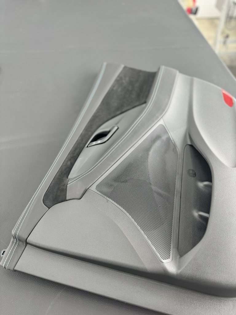 Neu bezogene Türverkleidung in Grau mit Alcantara