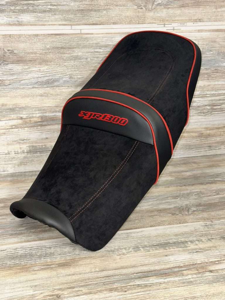 Neu bezogene Motorradsitze mit roter Naht