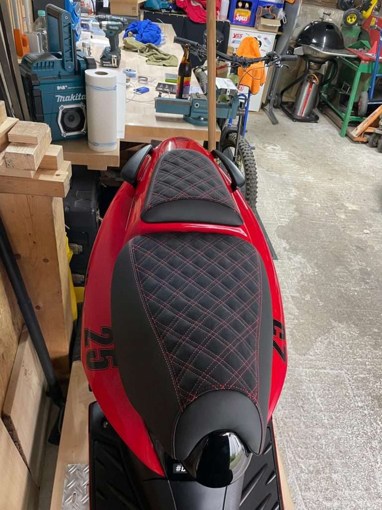 Roter Sitz für einen Roller