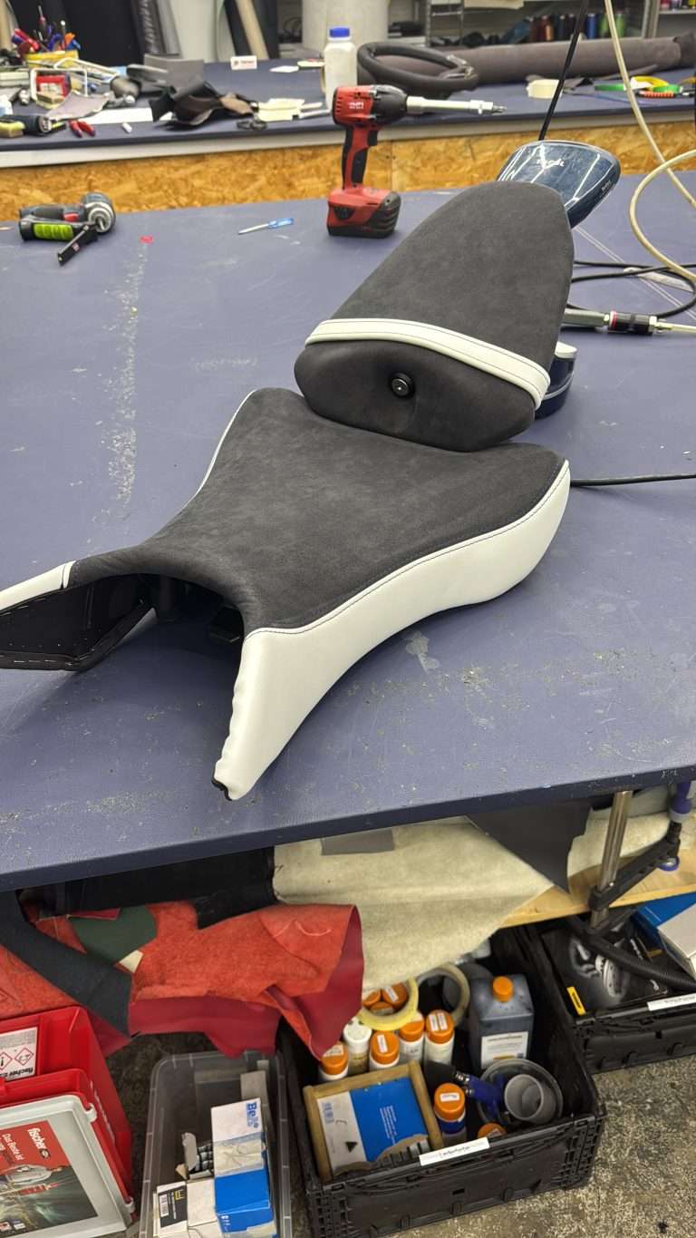Leder und Alcantara in Schwarz und Weiß
