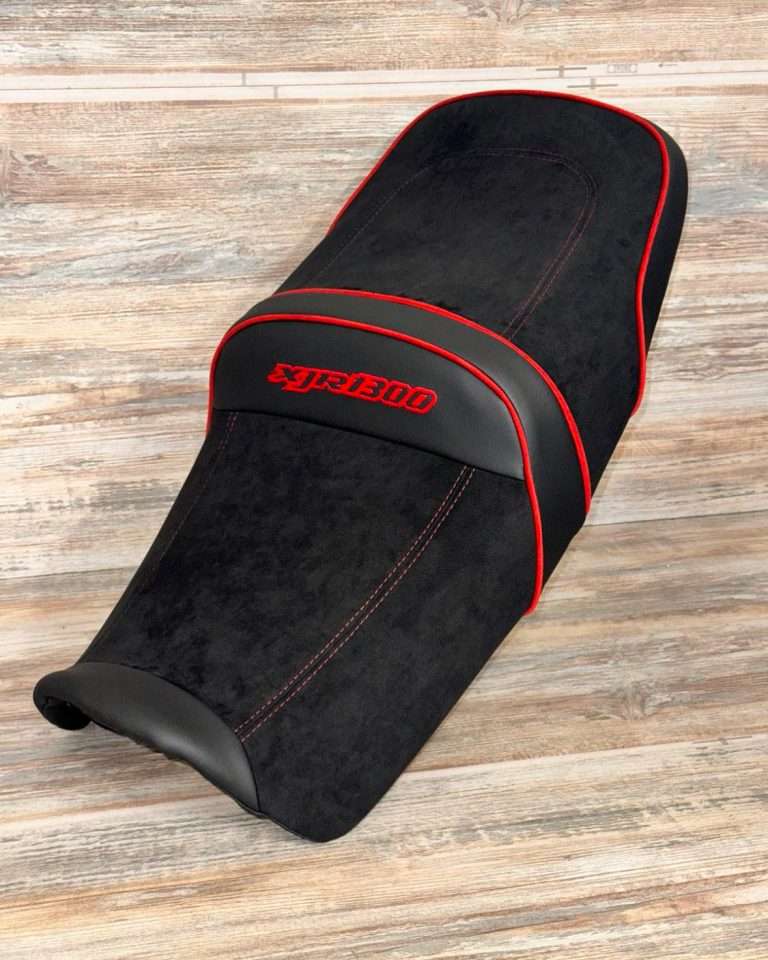 Alcantara mit roter Bestickung und Ziernaht