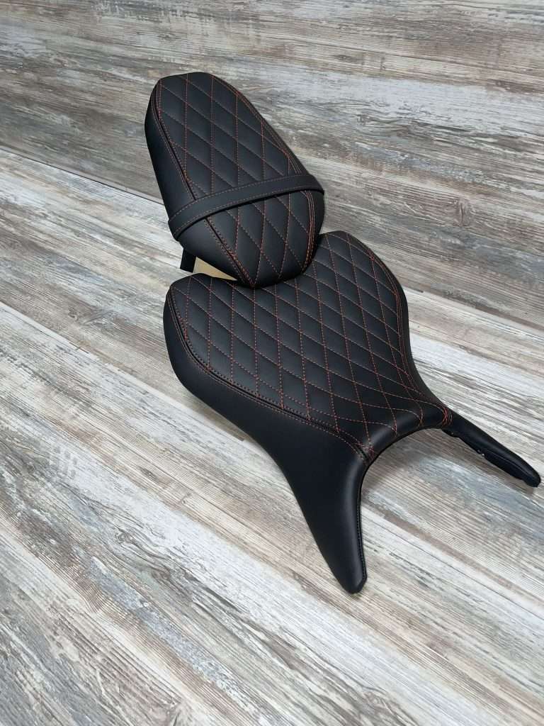 Leder mit roter Naht